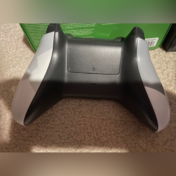 3 Xbox controllers - Picture 3 of 16